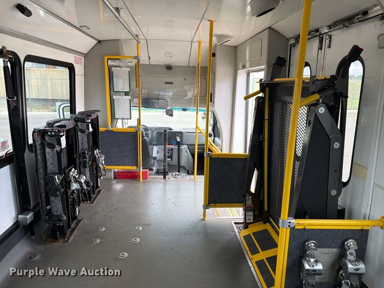 image for item FH6397 2013 Ford E450 shuttle bus