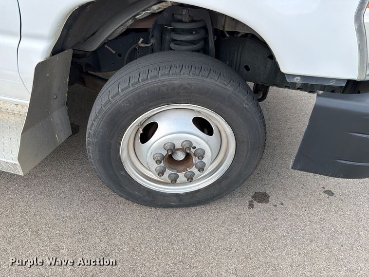 image for item FH6397 2013 Ford E450 shuttle bus