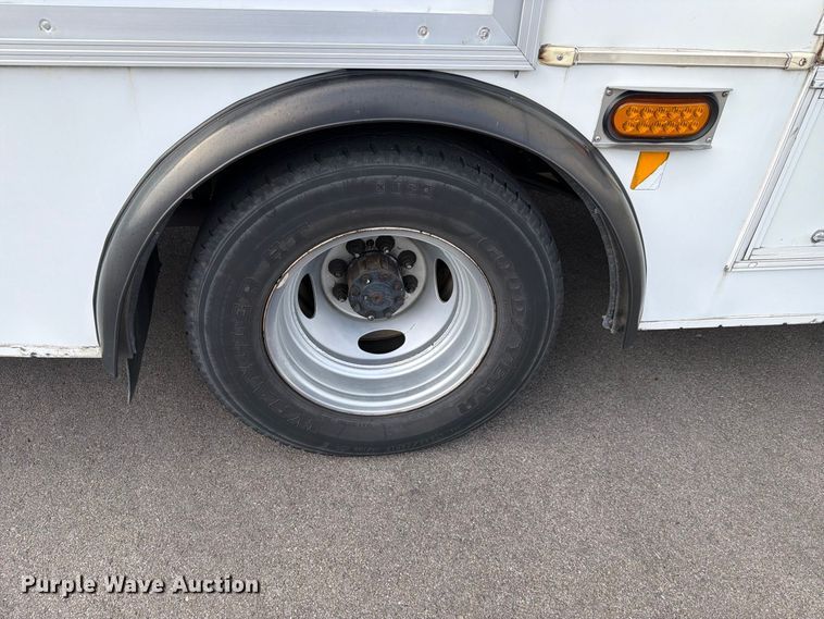 image for item FH6397 2013 Ford E450 shuttle bus