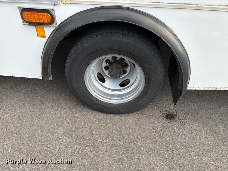 image for item FH6397 2013 Ford E450 shuttle bus