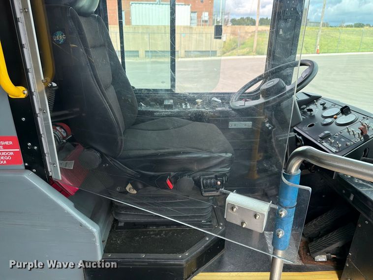 image for item FH6411 2011 Gillig G27B102N4 transit bus