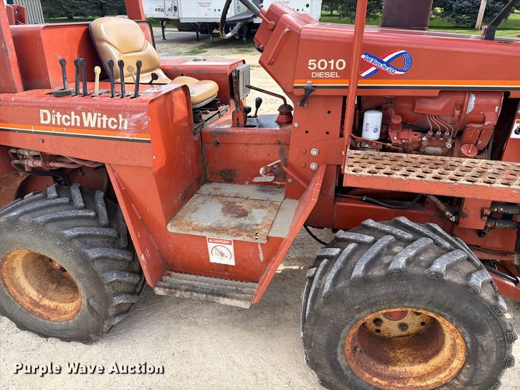 image for item FJ0532 1989 Ditch Witch 5010DD vibratory cable plow