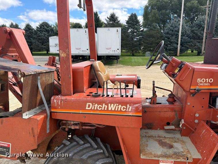 image for item FJ0532 1989 Ditch Witch 5010DD vibratory cable plow