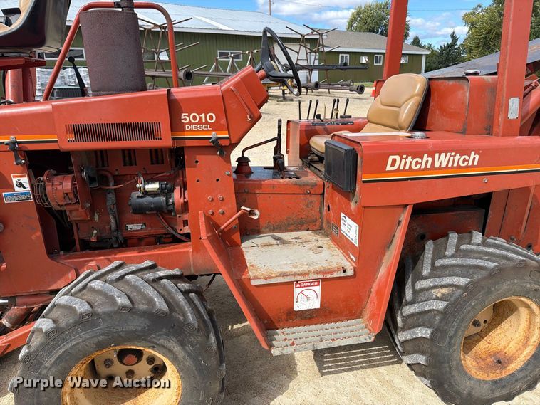 image for item FJ0532 1989 Ditch Witch 5010DD vibratory cable plow