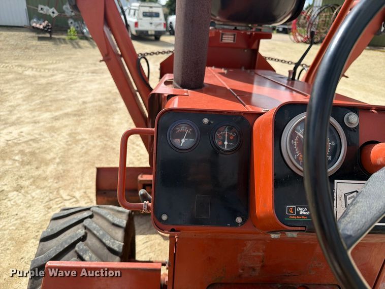 image for item FJ0532 1989 Ditch Witch 5010DD vibratory cable plow