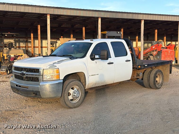 2009 Chevrolet Silverado 3500HD Crew Cab flatbed pickup truck