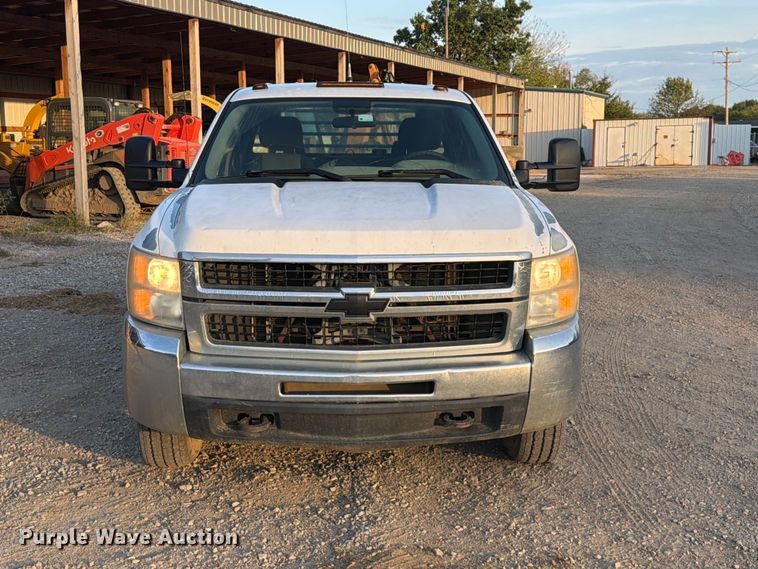 image for item FK5180 2009 Chevrolet Silverado 3500HD Crew Cab flatbed pickup truck