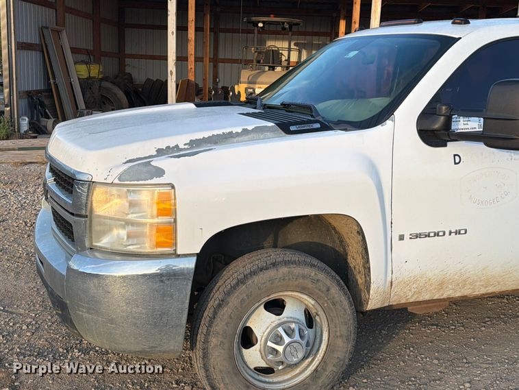 image for item FK5180 2009 Chevrolet Silverado 3500HD Crew Cab flatbed pickup truck