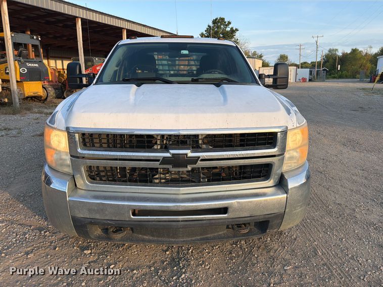 image for item FK5180 2009 Chevrolet Silverado 3500HD Crew Cab flatbed pickup truck