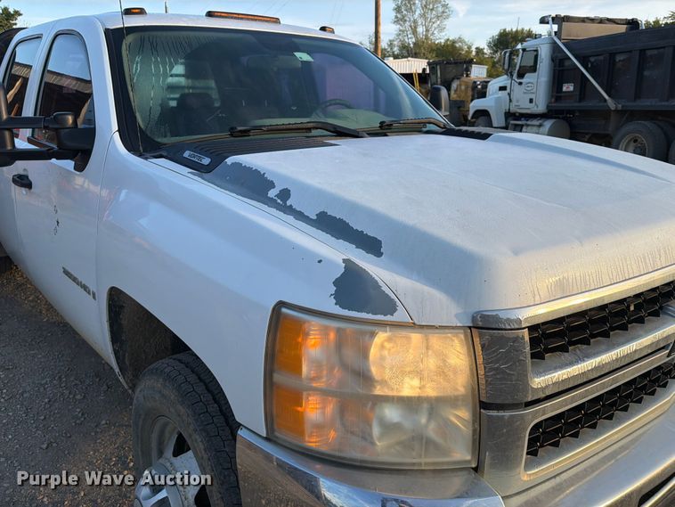 image for item FK5180 2009 Chevrolet Silverado 3500HD Crew Cab flatbed pickup truck