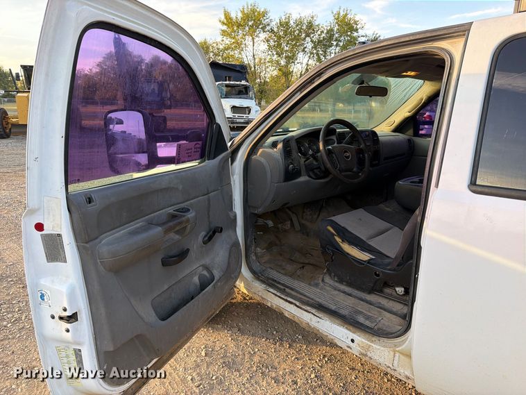 image for item FK5180 2009 Chevrolet Silverado 3500HD Crew Cab flatbed pickup truck