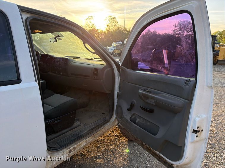 image for item FK5180 2009 Chevrolet Silverado 3500HD Crew Cab flatbed pickup truck