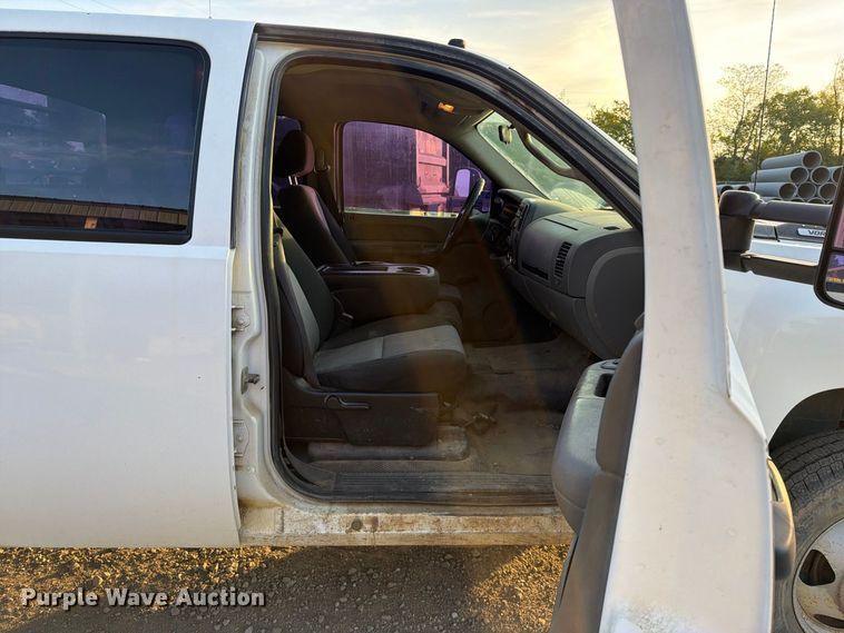 image for item FK5180 2009 Chevrolet Silverado 3500HD Crew Cab flatbed pickup truck