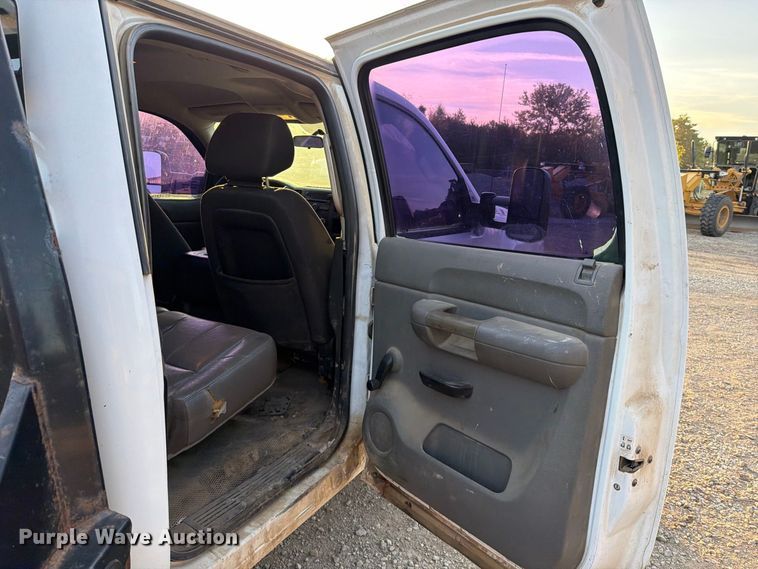 image for item FK5180 2009 Chevrolet Silverado 3500HD Crew Cab flatbed pickup truck