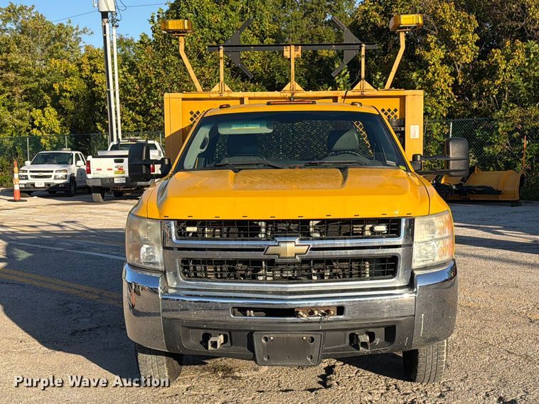 image for item FM6512 2007 Chevrolet Silverado 3500HD flatbed pickup truck