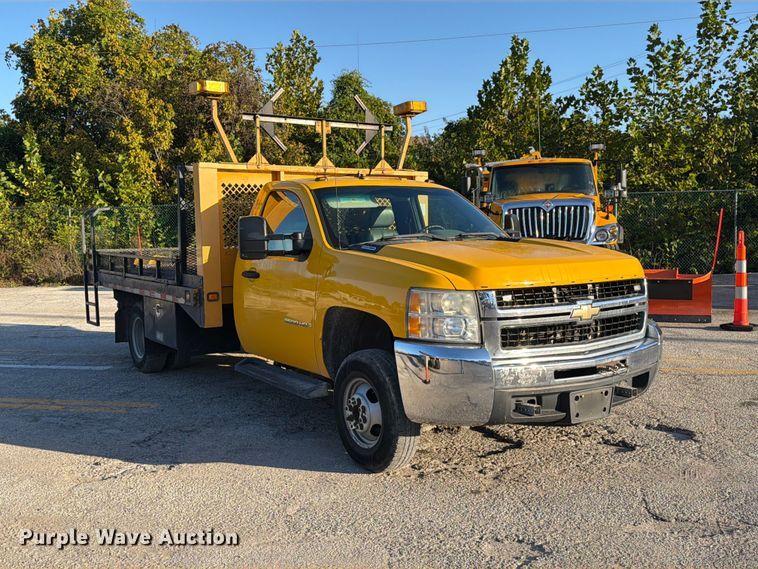 image for item FM6512 2007 Chevrolet Silverado 3500HD flatbed pickup truck