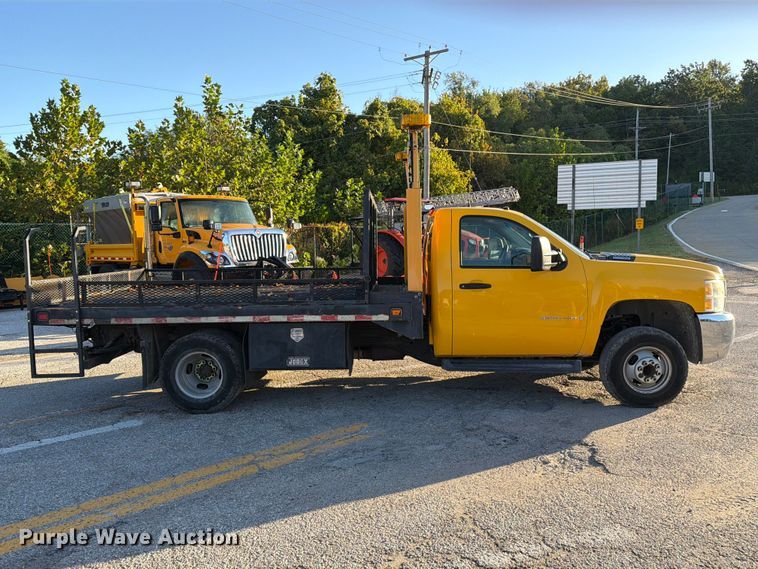 image for item FM6512 2007 Chevrolet Silverado 3500HD flatbed pickup truck