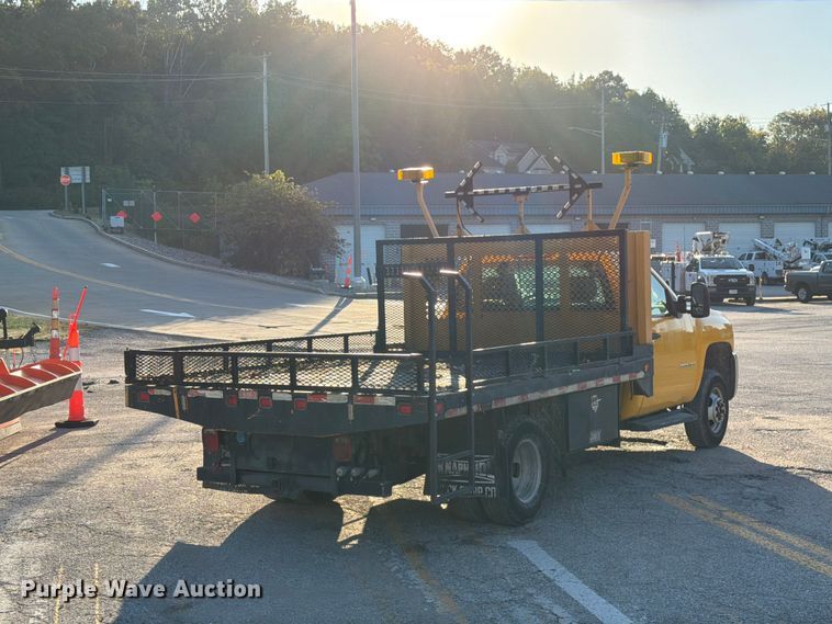 image for item FM6512 2007 Chevrolet Silverado 3500HD flatbed pickup truck