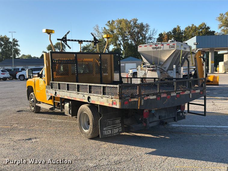 image for item FM6512 2007 Chevrolet Silverado 3500HD flatbed pickup truck