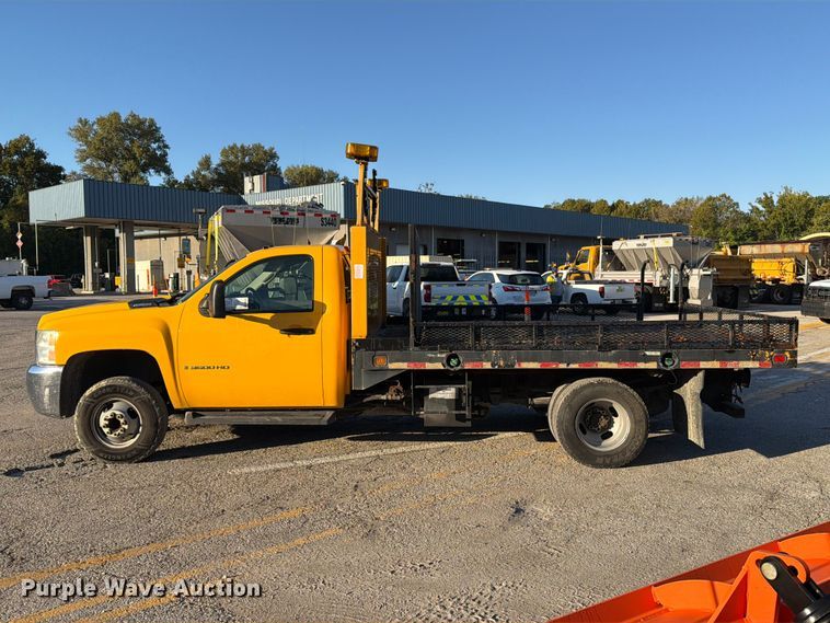 image for item FM6512 2007 Chevrolet Silverado 3500HD flatbed pickup truck