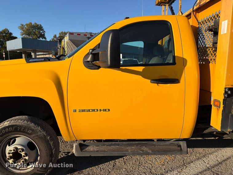 image for item FM6512 2007 Chevrolet Silverado 3500HD flatbed pickup truck
