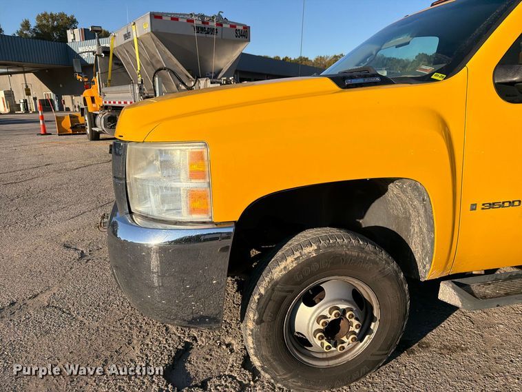 image for item FM6512 2007 Chevrolet Silverado 3500HD flatbed pickup truck