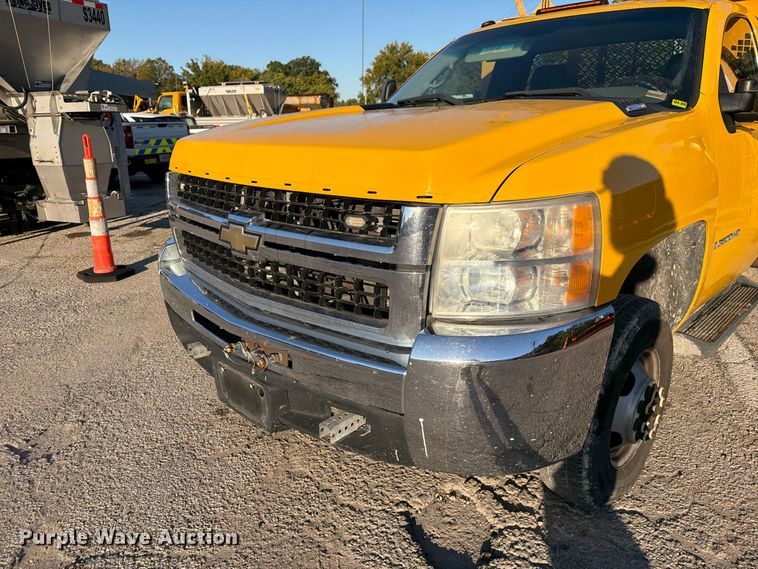image for item FM6512 2007 Chevrolet Silverado 3500HD flatbed pickup truck