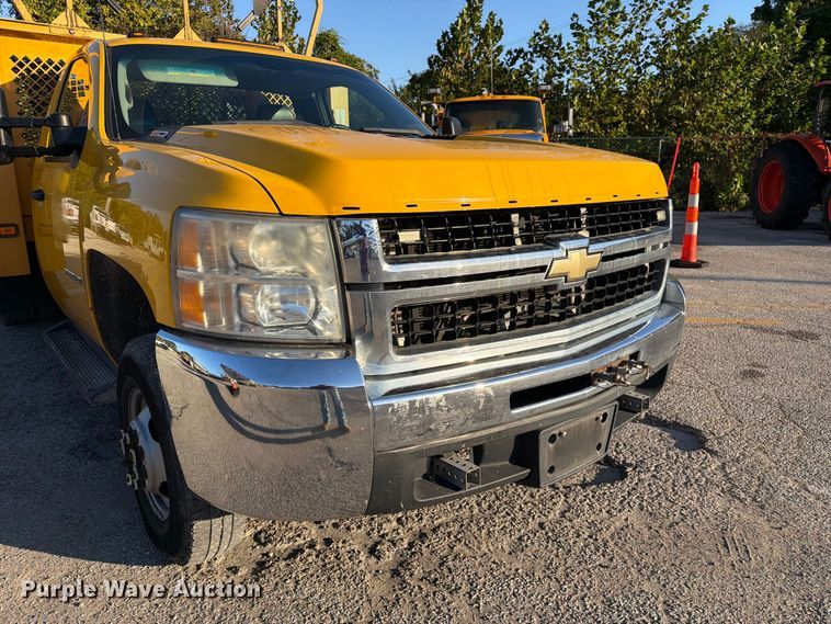 image for item FM6512 2007 Chevrolet Silverado 3500HD flatbed pickup truck