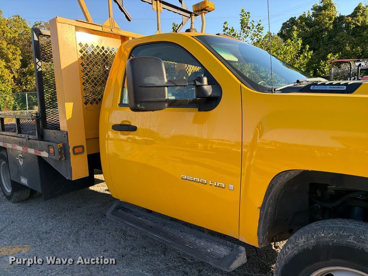 image for item FM6512 2007 Chevrolet Silverado 3500HD flatbed pickup truck