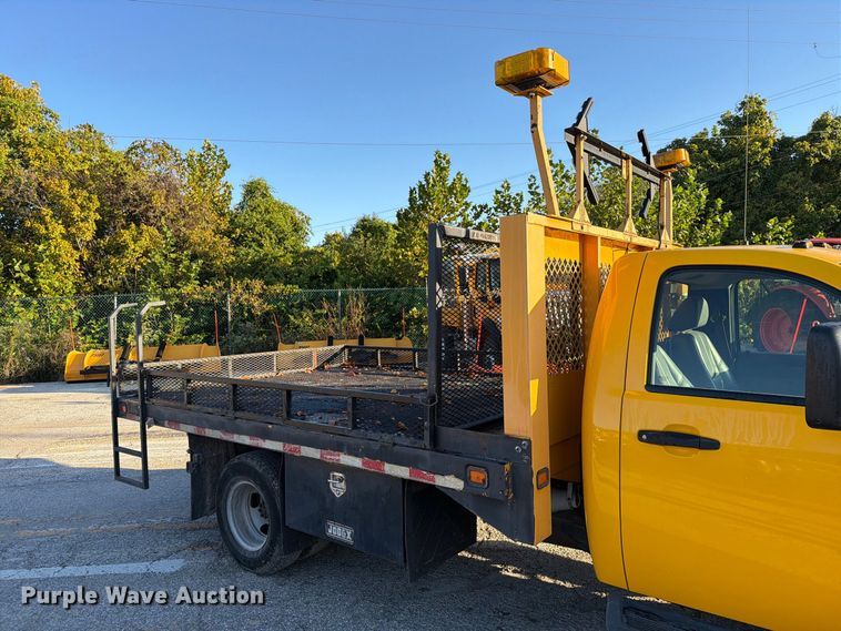 image for item FM6512 2007 Chevrolet Silverado 3500HD flatbed pickup truck