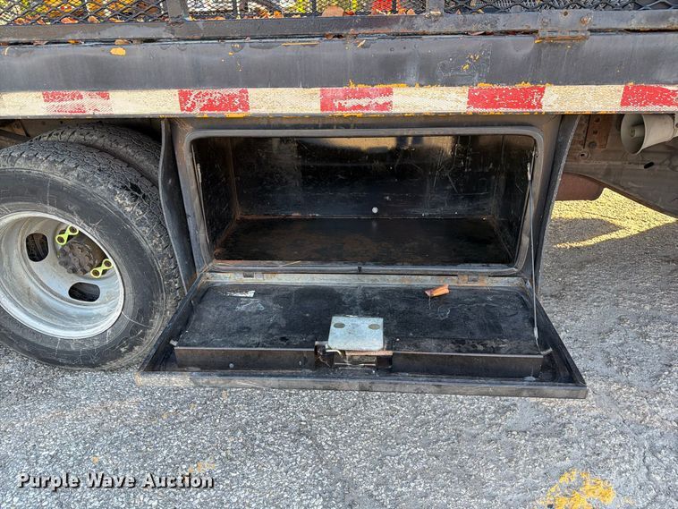 image for item FM6512 2007 Chevrolet Silverado 3500HD flatbed pickup truck