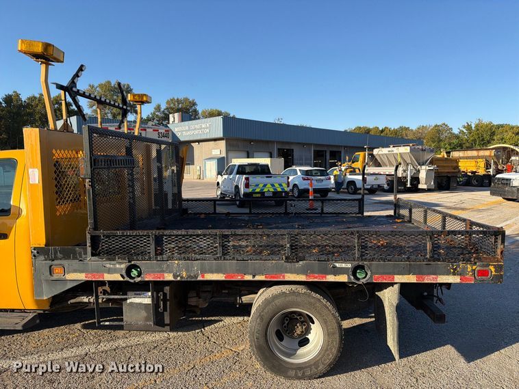 image for item FM6512 2007 Chevrolet Silverado 3500HD flatbed pickup truck