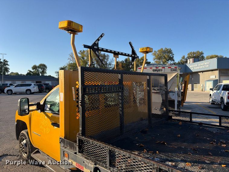 image for item FM6512 2007 Chevrolet Silverado 3500HD flatbed pickup truck