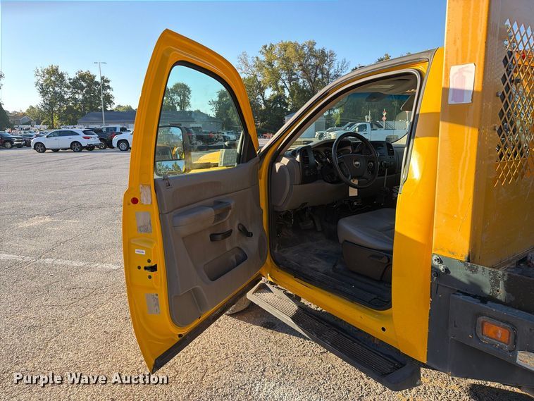 image for item FM6512 2007 Chevrolet Silverado 3500HD flatbed pickup truck