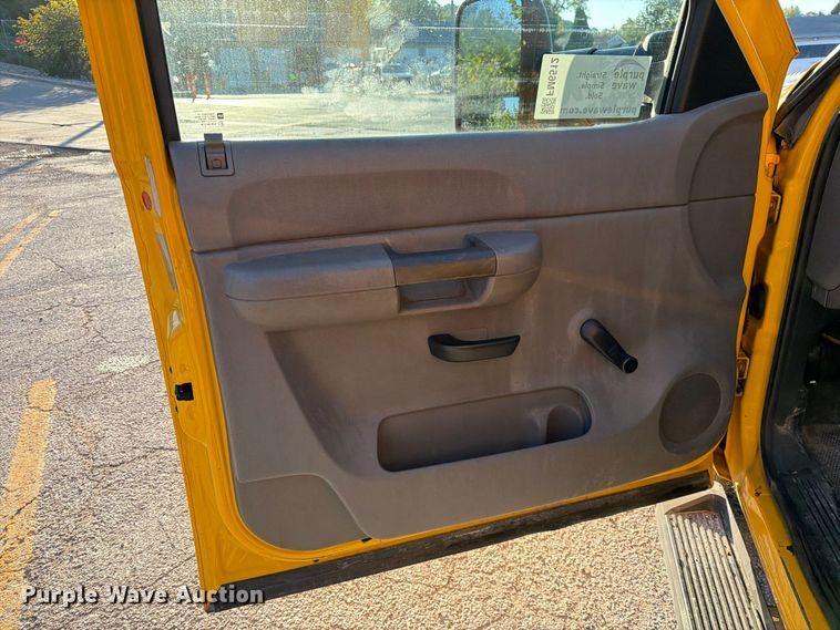 image for item FM6512 2007 Chevrolet Silverado 3500HD flatbed pickup truck