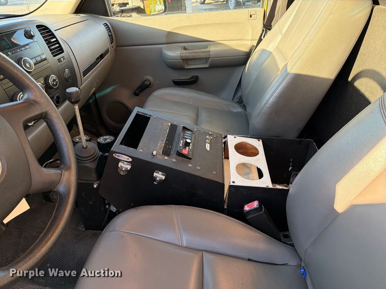 image for item FM6512 2007 Chevrolet Silverado 3500HD flatbed pickup truck