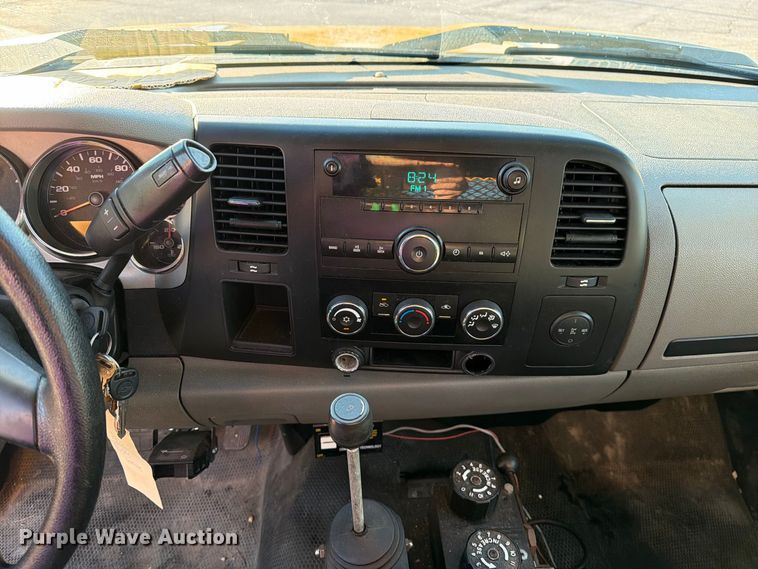 image for item FM6512 2007 Chevrolet Silverado 3500HD flatbed pickup truck