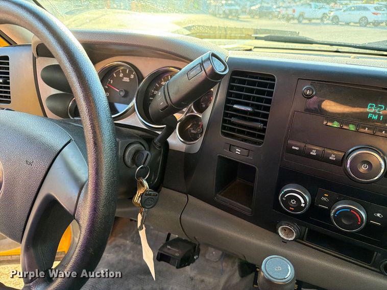 image for item FM6512 2007 Chevrolet Silverado 3500HD flatbed pickup truck