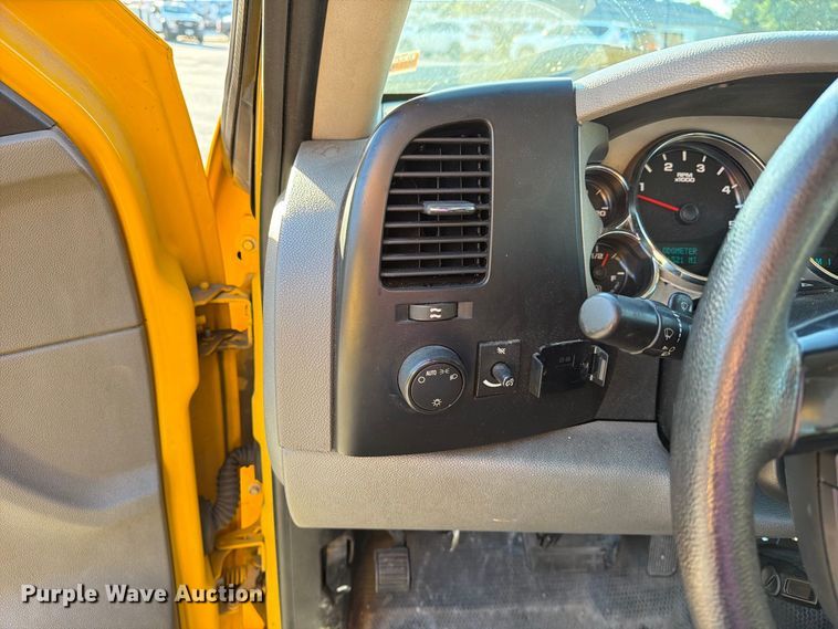 image for item FM6512 2007 Chevrolet Silverado 3500HD flatbed pickup truck