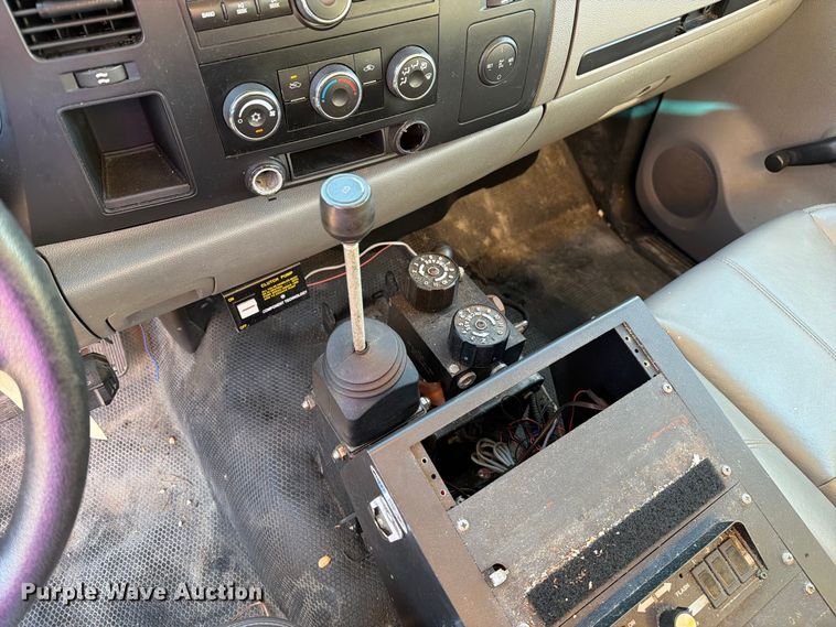 image for item FM6512 2007 Chevrolet Silverado 3500HD flatbed pickup truck