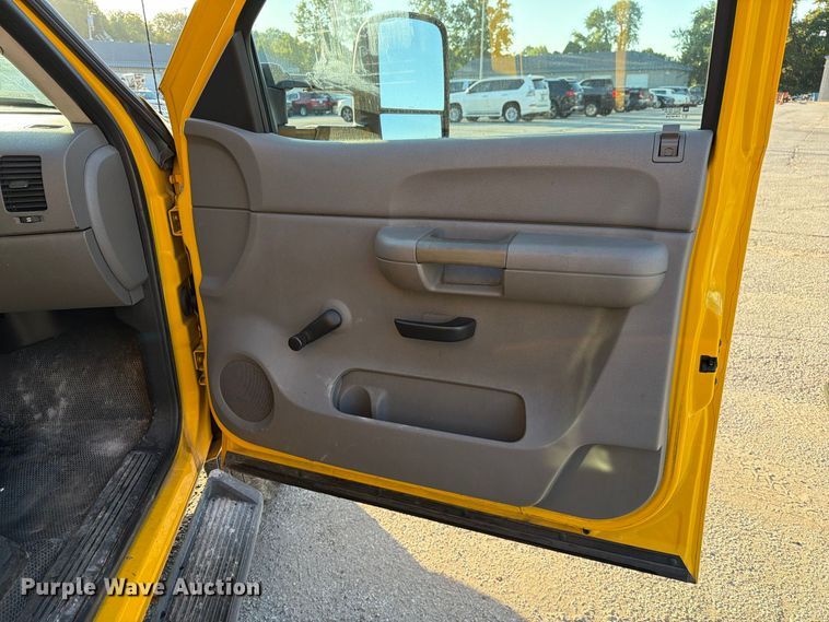 image for item FM6512 2007 Chevrolet Silverado 3500HD flatbed pickup truck
