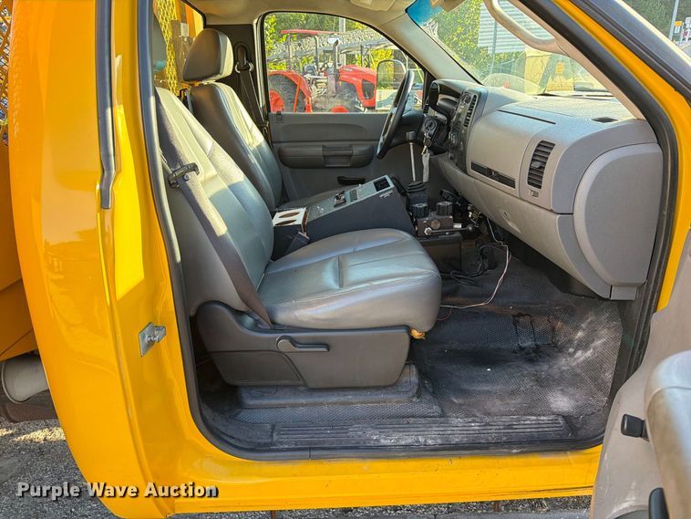 image for item FM6512 2007 Chevrolet Silverado 3500HD flatbed pickup truck