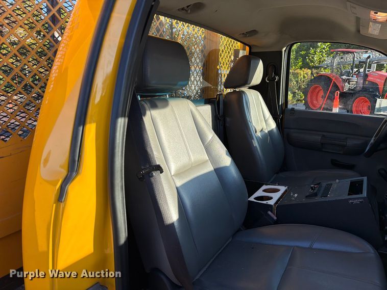 image for item FM6512 2007 Chevrolet Silverado 3500HD flatbed pickup truck