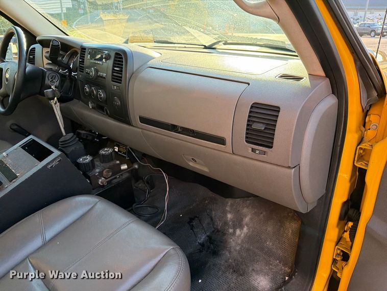 image for item FM6512 2007 Chevrolet Silverado 3500HD flatbed pickup truck