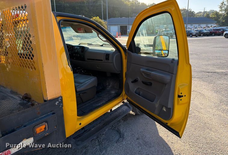 image for item FM6512 2007 Chevrolet Silverado 3500HD flatbed pickup truck