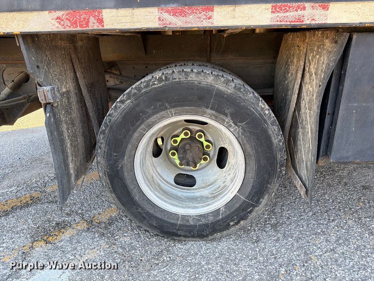 image for item FM6512 2007 Chevrolet Silverado 3500HD flatbed pickup truck