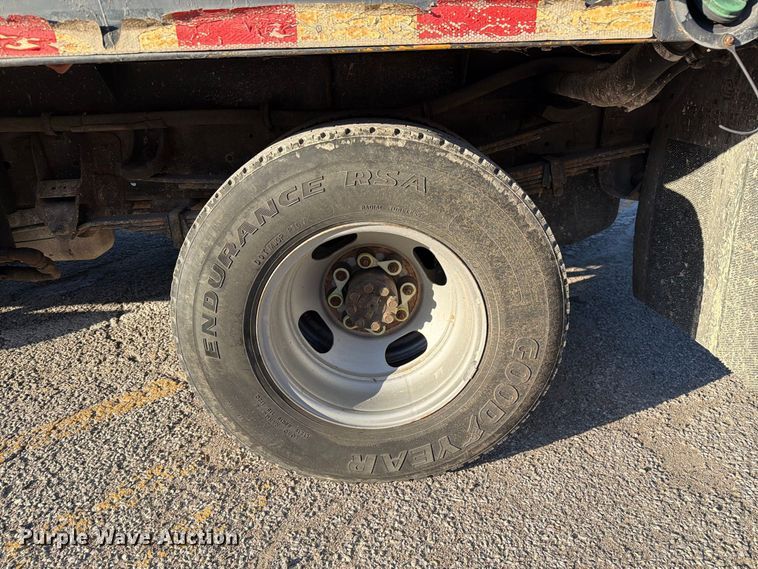 image for item FM6512 2007 Chevrolet Silverado 3500HD flatbed pickup truck