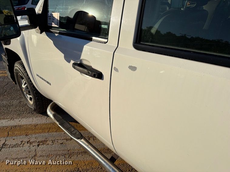 image for item FM6513 2013 Chevrolet Silverado 2500HD Crew Cab pickup truck