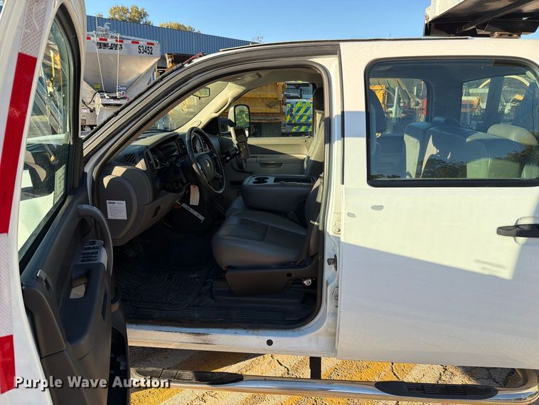 image for item FM6513 2013 Chevrolet Silverado 2500HD Crew Cab pickup truck
