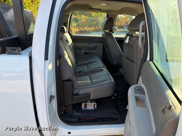 image for item FM6513 2013 Chevrolet Silverado 2500HD Crew Cab pickup truck